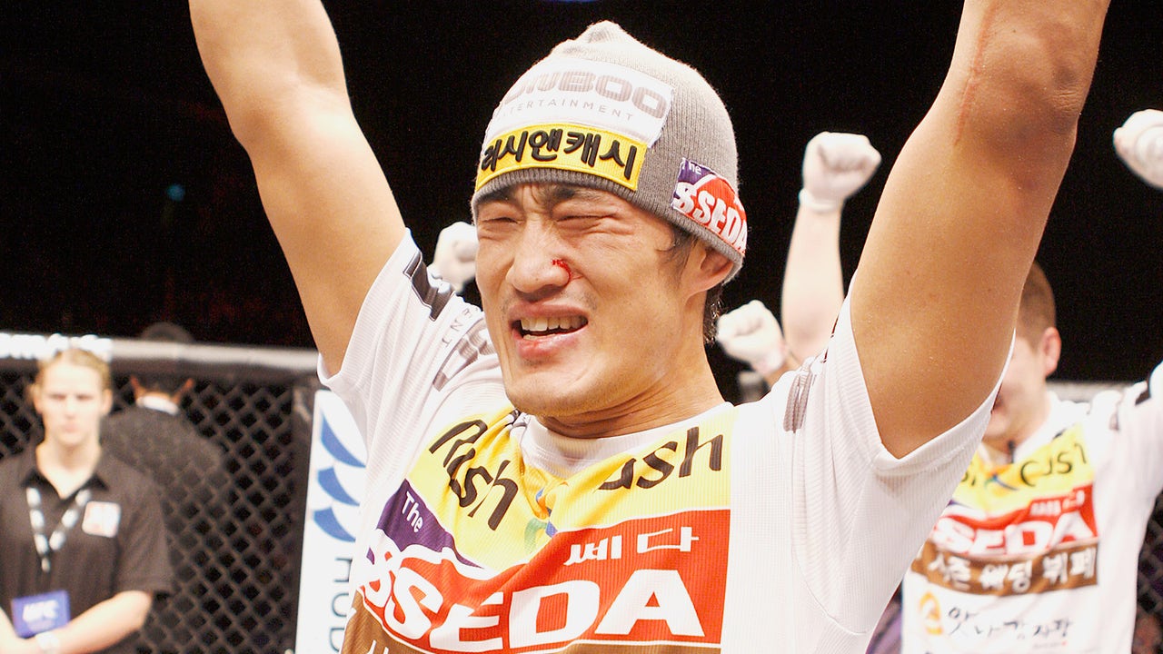 Dong Hyun Kim stuns John Hathaway with spinning back elbow knockout